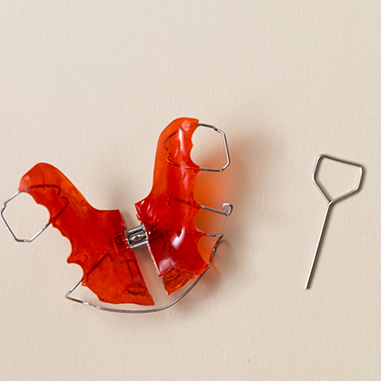 Red oral appliance for phase I orthodontics